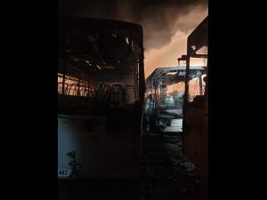 FOTO Trei autocare, incendiate în Târgoviște/Polițiștii au deschis dosar penal