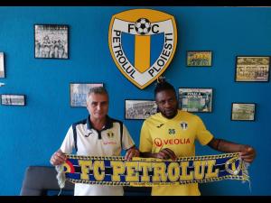 Amidu Salifu, fost jucător la AC Fiorentina, a semnat cu FC Petrolul Ploiești/ Jucători noi la antrenamentele "lupilor"