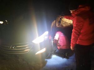 Doi turiști, salvați după ce au rămas cu mașina în zăpadă în zona Scropoasa din Bucegi