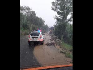 Circulație afectată în Brașov, în Moeciu de Sus și Fundata, după ce aluviuni au ajuns pe drum 