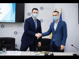 Bani europeni pentru reducerea poluării în Ploiești. Contractul de finanţare a fost semnat de ministrul Mediului, Barna Tánczos, şi preşedintele CJ Prahova,  Iulian Dumitrescu