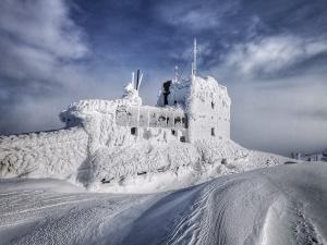 IMAGINEA de azi a Stației Meteorologice Vf. Omu