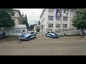 Cinci tineri, reținuți pentru furt după o spargere dată în Provița de Jos