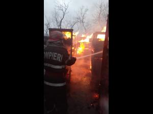 FOTO: Incendiu de amploare la o fabrica de carbuni din Ceptura