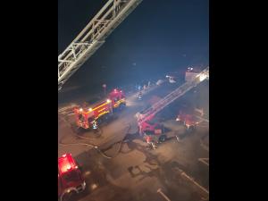 FOTO Alertă în Brașov după izbucnirea unui incendiu la un hotel din Rupea