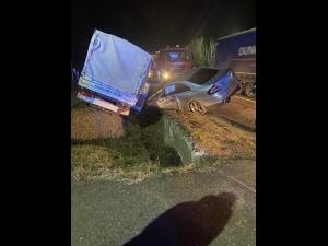 FOTO: Accident la Loloiasca intre o autoutilara si un autoturism