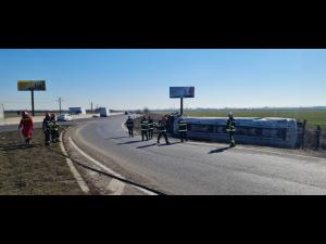 VIDEO/FOTO- Cisterna cu motorina rasturnata in Prahova/ Sunt scurgeri de combustibil