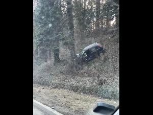 FOTO Accident în fața Gării din Sinaia/Două persoane au scăpat nevătămate după ce au căzut cu mașina 