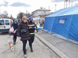 O femeie din Ucraina a fugit din tara cu copil de mână, unul în pântece, un câine și un rucsac în spate. Sotul a ramas sa lupte