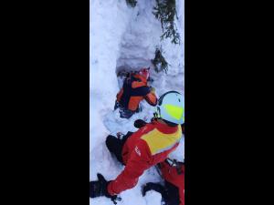 FOTO/VIDEO - O jumatate de ora a stat sub zapada barbatul surprins de avalansa