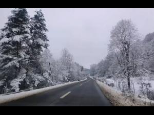 Situatia traficului in tara. In Prahova ninge, dar nu se depune zapada pe carosabil