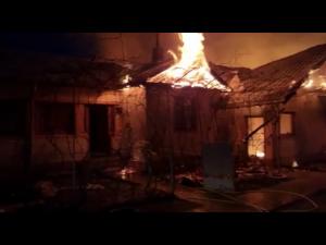 VIDEO - Incendiu violent la doua case din comuna Poienarii Burchii