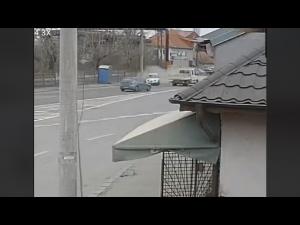 VIDEO: Un tanar de 20 de ani a intrat cu masina intr-un stalp din care a fost proiectat intr-un autoturism, in Ploiesti