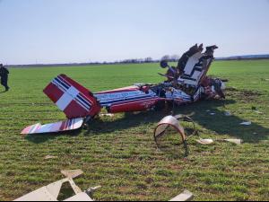 UPDATE: Pilotul a decedat! Un avion de acrobație în care se afla doar pilotul s-a prăbușit la Strejnicu