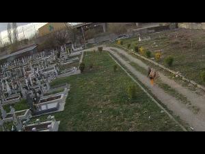 O persoană care a furat din Cimitirul Mihai Bravu, surprinsă de camerele de supraveghere