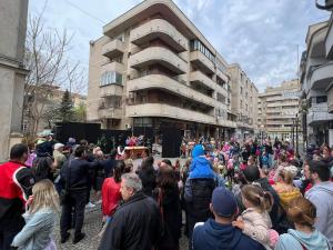 Targul de arta stradala de Florii continua astazi in foyerul teatrului ploiestean, din cauza ploii