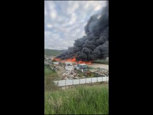 VIDEO: Incendiu de proportii la o hala din Brasov. Intervin si pompieri prahoveni