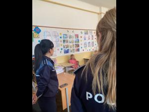 Codul penal  - explicat de polițiști copiilor și adolescenților, pe înțelesul lor, în cadrul unor sesiuni de informare derulate în unități de învățământ din județ