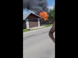 VIDEO: Incendiu violent la o casa din Scorteni