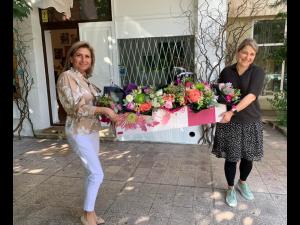 Vrei un buchet de flori original și spectaculos pentru sfârșitul anului școlar? La Chic Fleuriste  îl găsești