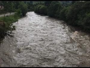 Viitură produsă pe râul Teleajen în zona barajului de priză Vălenii de Munte/ HIDRO PRAHOVA SA anunţă că va întrerupe distribuția apei potabile în toată comuna Dumbrăvești