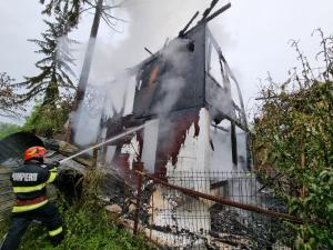 FOTO: Incendiu la o casa din Provita de Sus