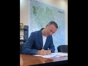 Zeci de școli din Prahova vor fi  dotate cu echipamente și servicii de conectare la internet/Președintele CJ Prahova, Iulian Dumitrescu, a semnat contractul de achiziție 