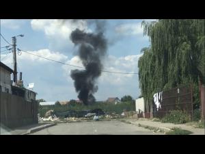 Incediu in cartierul Bereasca din Ploiesti. Au ars si deseuri plastice! - VIDEO