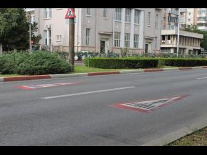 Municipalitatea ploieșteană a realizat marcaje rutiere de tip preformat, în zona trecerilor de pietoni aflate în apropierea unităților de învățământ din oraș