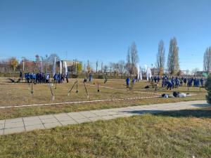 300 de voluntari români și ucraineni au plantat primii puieți ai viitoarei păduri urbane din Parcul Municipal Ploiești Vest.