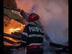 Doi barbati s-au ales cu arsuri in urma unor incendii produse in aceasta seara in Prahova