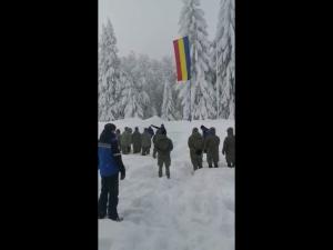 Militarii americani se antrenează alături de jandarmii montani pentru intervenția în caz de avalanșe 