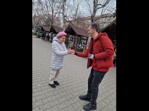 Tinerii de la TSD Prahova le-au oferit flori doamnelor si domnisoarelor din Ploiesti