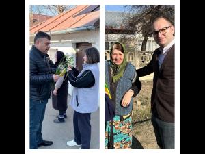 Femeile din comuna Albești Paleologu au primit flori de la primarul și viceprimarul localității - FOTO