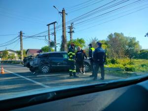 Baut la prima ora a diminetii, un sofer a intrat cu masina in bara metalica de pe marginea drumului/ S-a intamplat pe DN1A, zona Boldesti Scaeni