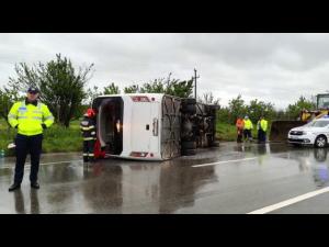 Un autocar s-a răsturnat în Buzău/23 de persoane, transportate la spital