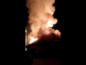 Casa cuprinsa in totalitate de flacari, in Izvoarele