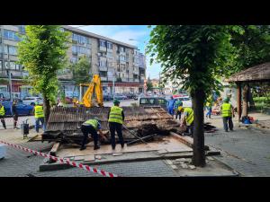 Foișoarele din lemn din zona Parcului Nichita Stănescu, la pământ/SGU a început demolarea