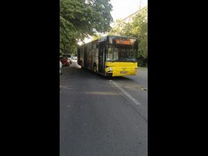 FOTO Accident produs intre un autobuz si un autoturism pe strada Andrei Muresanu din Ploiesti