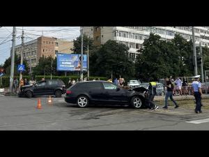 FOTO: Doi barbati au ajuns la spital in urma unui accident produs in Ploiesti, la intersectia dintre Șoseaua Vestului si strada Gheorghe Grigore Cantacuzino