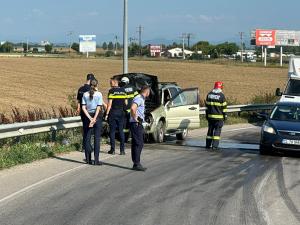 FOTO - O masina a luat foc in trafic pe pasarela peste DN1, la intrare in Ploiesti