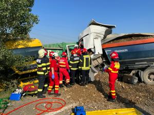 Grav accident rutier, pe DN 1, în afara localității Brazi/ Bărbat prins între două autobasculante - FOTO