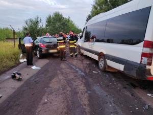 FOTO - Plan ROSU de interventie in Prahova/ Accident intre un microbuz cu calatori si un autoturism/ Intervine si un elicopter SMURD