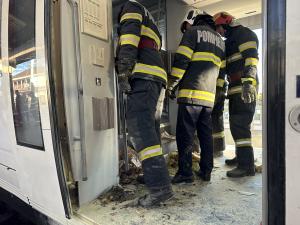 FOTO: Incendiu intr-un tren de calatori, in Gara de Vest Ploiesti