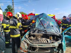 Grav accident de munca pe DN72/ Doua victime incarcerate - FOTO