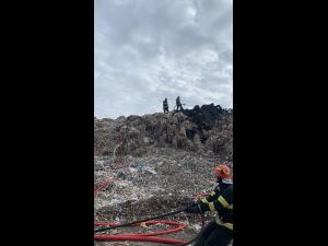 Incendiu de amploare, intr-o zona cu gunoi menajer și mase plastice din Ariceștii Rahtivani - FOTO/VIDEO