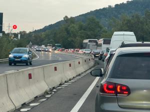 FOTO - Trafic ingreunat pe DN1, din cauza lucrarilor la podul de la Banesti