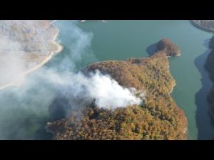 IMAGINI - Incendiu la fondul forestier în Valea Doftanei, în zona Barajului Paltinu