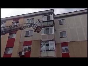 VIDEO Intervenție specială a pompierilor prahoveni/Un copil s-a încuiat în casă, apartamentul fiind la etajul 3