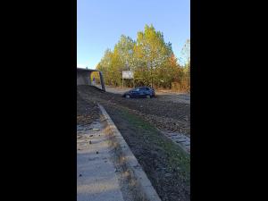 Trafic blocat în Bucov/Un camion care transporta balastru, răsturnat-FOTO